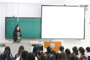 党总支副书记、副经理兼2019级、2020级本科生辅导员赵广红老师主持会议